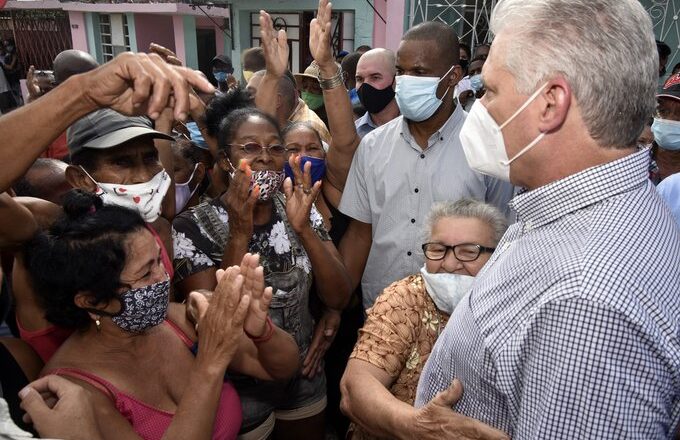 Resalta presidente de Cuba labor en barrios vulnerables