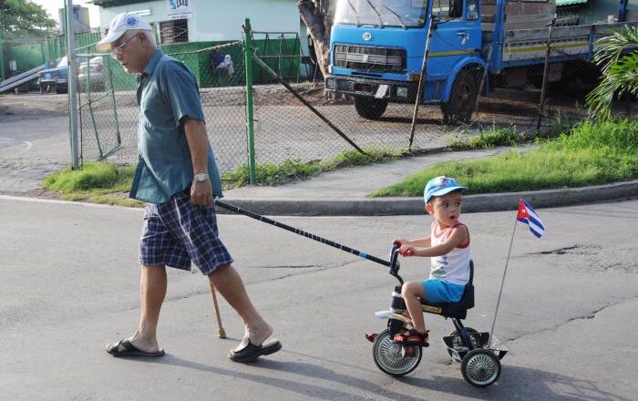 Refrenda proyecto del Código de las Familias derecho de los abuelos en el cuidado y formación de sus nietos (+ Audio)