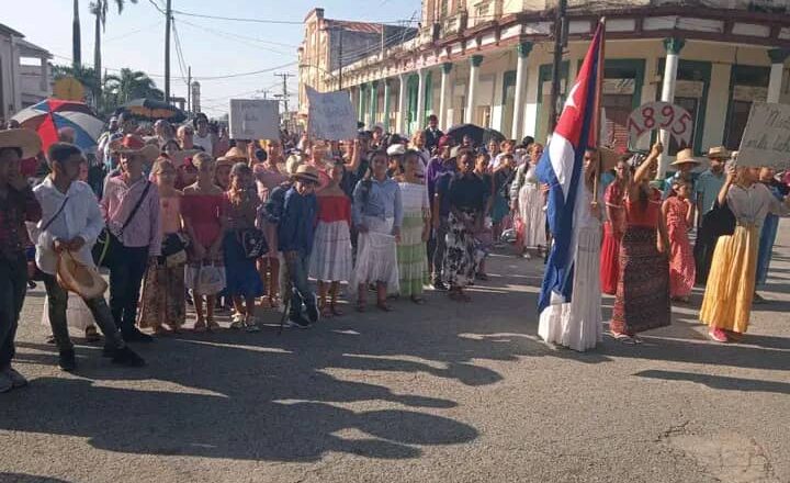 Colmaron pioneros cabaiguanenses avenida principal de este pedazo de Cuba para rendir homenaje al Apóstol a 129 años de su caída en combate (+Fotos)                                                    