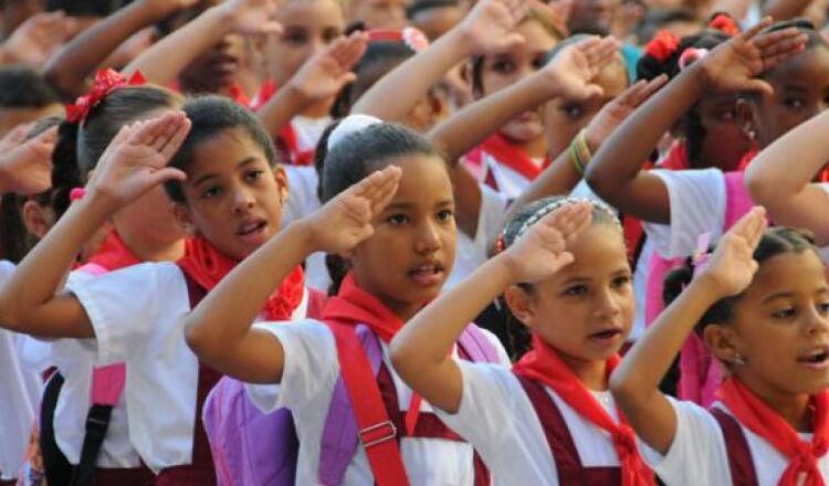 Reciben pioneros cabaiguanenses de tercer grado su pañoleta roja