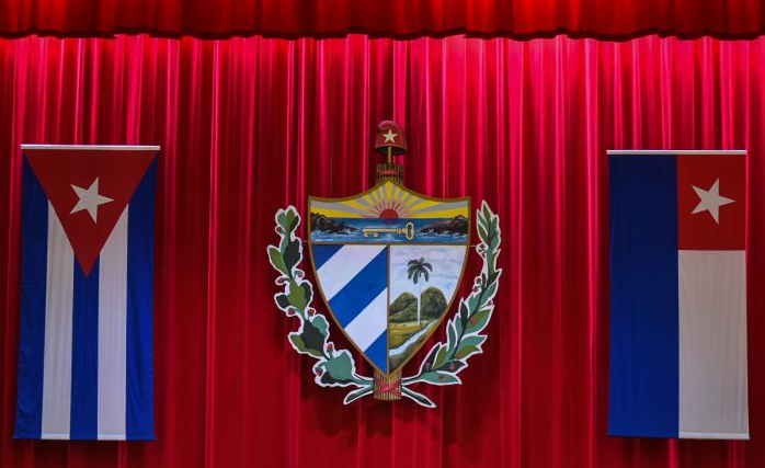 Presidente de Cuba participa en segunda jornada de debates parlamentarios