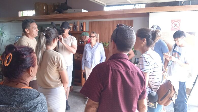 Visitan periodistas de agencias internacionales sitios de significación económica de Cabaiguán (+Fotos)
