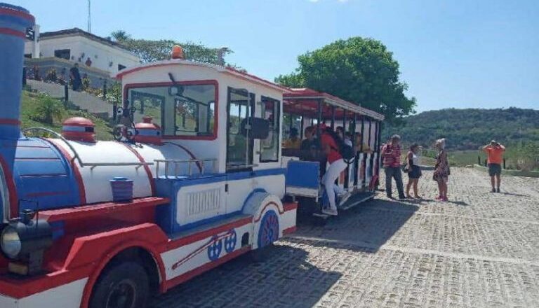 Tren turístico en Trinidad retoma sus recorridos por el Valle de los Ingenios