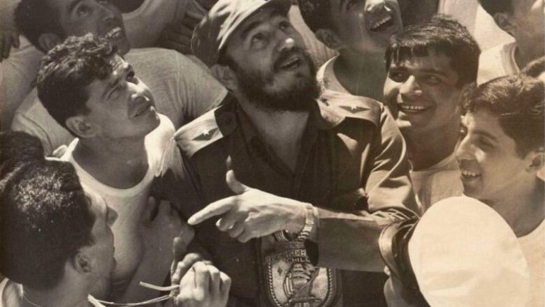 Revelan fotos inéditas del líder cubano Fidel Castro en buque escuela chileno