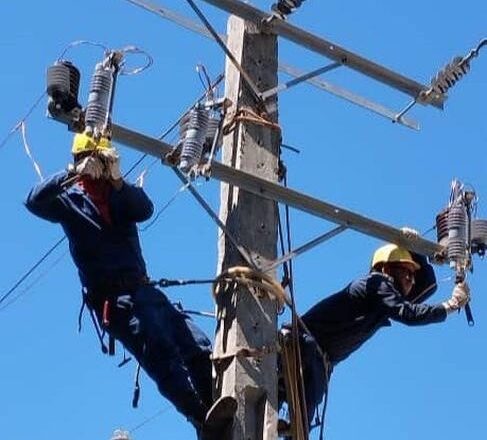 Eléctricos espirituanos laboran en restablecimiento del Sistema Electroenergético