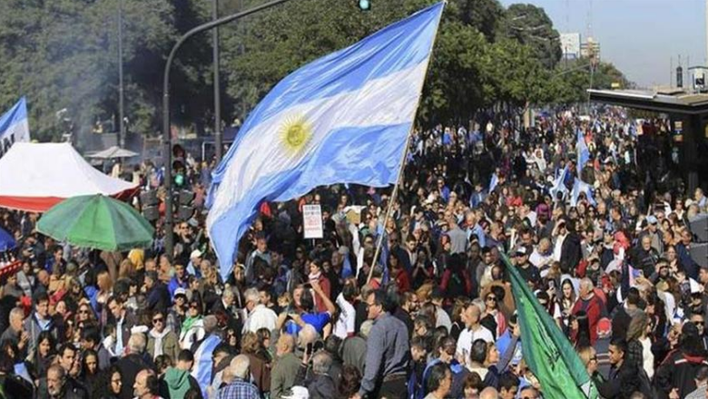 Frente universitario realiza paro contra veto de presidente argentino