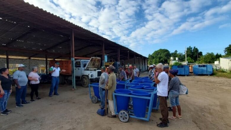 Barrenderos de Trinidad estrenan equipos para la limpieza de las calles